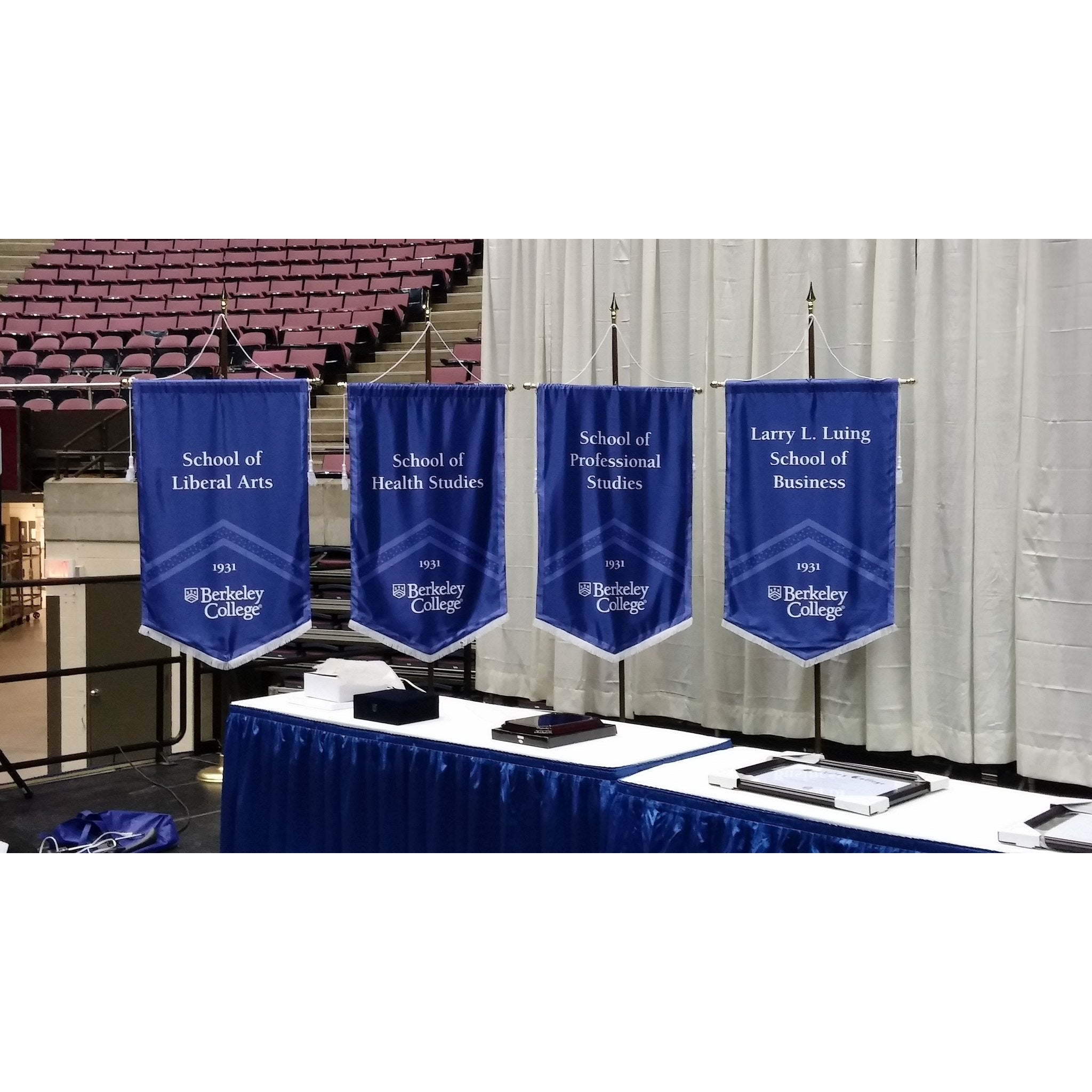 Oak Banner Mount with Acorns - Gates Flag & Banner